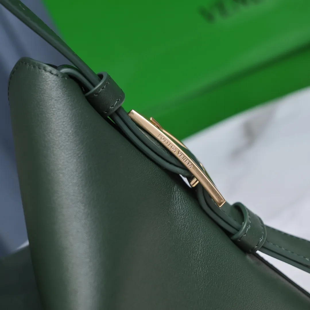 Bv🔥New Small Cradle Latest Triangular Underarm Bag △Highly Recommended This Winter New Product~😍This is a charm that has nowhere to be placed. It has a fashionable shape, Bv’s representative logo triangle buckle, and a large space capacity. It is unique to other features~This winter’s mix and match belongs to it! Hot style for men and women🔥Size: 30x23x16cm small size